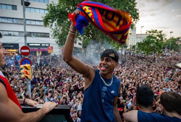 Lamine Yamal firm&oacute; con FC Barcelona un millonario contrato