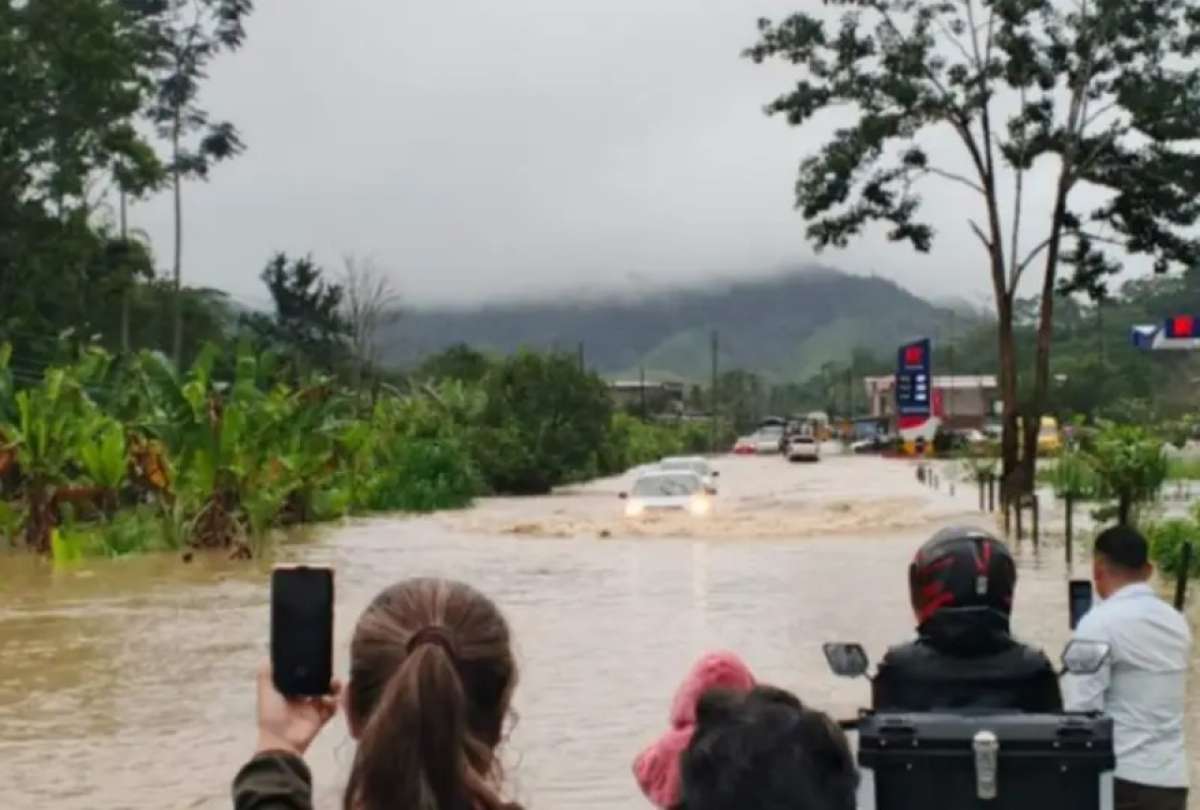  El COE Nacional definió acciones urgentes para proteger la infraestructura estratégica y garantizar servicios básicos en zonas afectadas por las intensas lluvias en  Napo y Zamora.