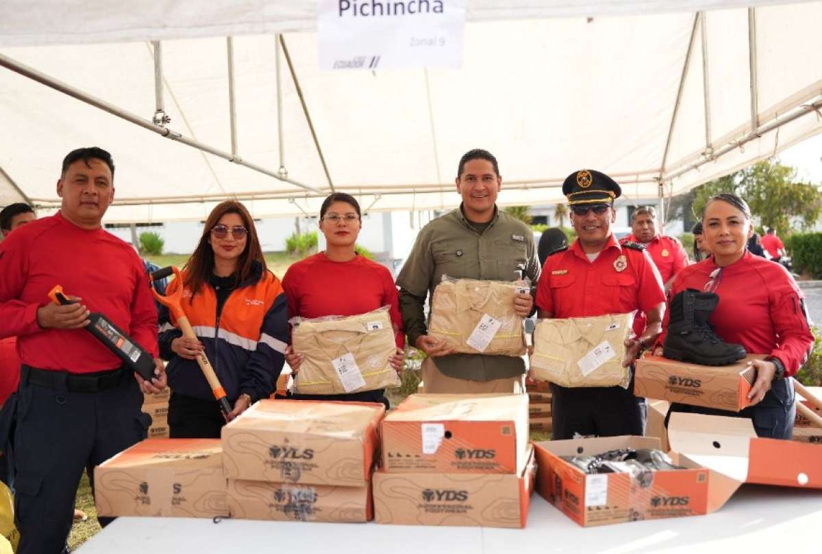 La Secretaría de Riesgos ha coordinado la entrega de varios insumos a los bomberos de varias municipalidades del Ecuador.
