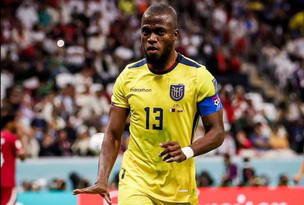 Hinchas pintaron una enorme imagen de &Eacute;nner Valencia en Loja