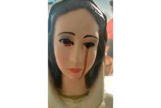 Una estatua de la Virgen Mar&iacute;a aparece con l&aacute;grimas de sangre