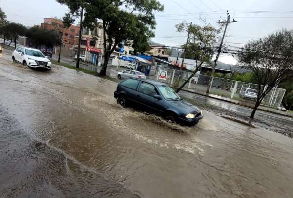 Las fuertes lluvias provocaron acumulaci&oacute;n de agua en las calles de Cuenca.