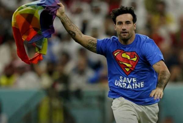 Un hombre con la bandera del arcoiris entr&oacute; durante el partido entre Portugal y Uruguay