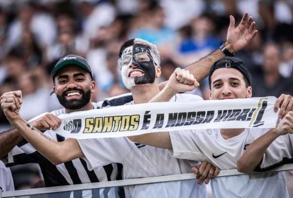 Jugadores de Santos celebran el &uacute;nico gol del cotejo jugado contra Estudiantes este jueves por la fase de grupos de la Copa Libertadores en el Estadio Centenario Ciudad de Quilmes.