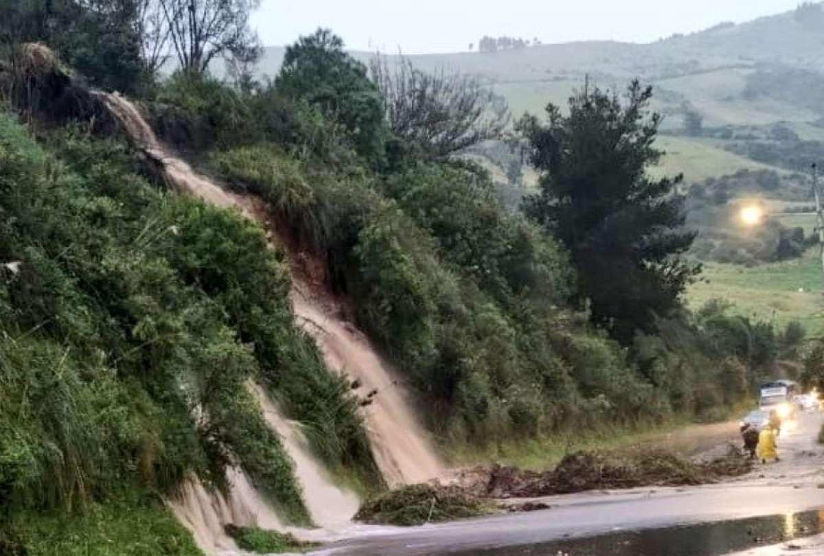 La Secretaría Nacional de Gestión de Riesgos informó de eventos adversos en Cañar, Pichincha, Tungurahua, Chimborazo, Azuay, Pastaza, Orellana y Morona Santiago. Hay seis personas fallecidas.