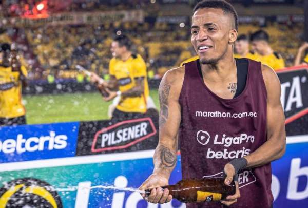 Byron Castillo festeja la clasificaci&oacute;n de Barcelona a la final de la LigaPro 2022