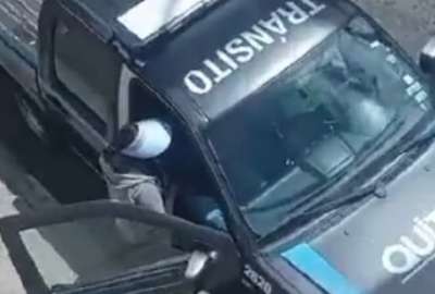 Quito: Agente de Tr&aacute;nsito es grabado mientras presuntamente recibe un soborno