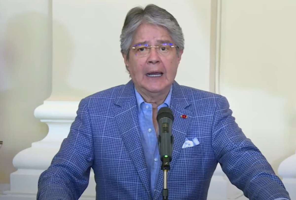 Con la firma de este decreto se establecen tiempos m&aacute;ximos en el directorio del IESS.