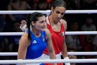 Angela Carini (izq.) junto a Imane Khelif, tras su combate del jueves 1 de agosto de 2024.