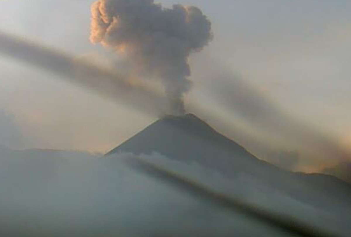 Contin&uacute;a la alerta naranja en el volc&aacute;n El Reventador