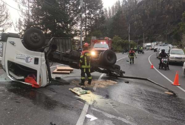 Dos personas fallecieron tras volcamiento de cami&oacute;n peque&ntilde;o
