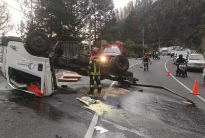Dos personas fallecieron tras volcamiento de cami&oacute;n peque&ntilde;o