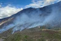 Un grave incendio consume en tres días 400 hectáreas de vegetación. El fuego empezó en Girón y se extendió hasta Santa Isabel, Azuay.