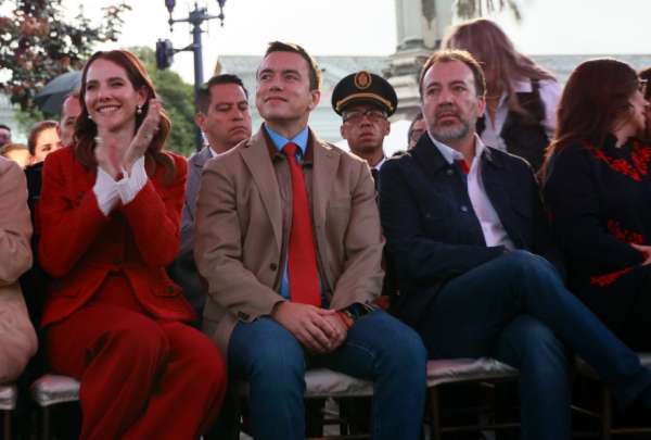 El presidente Daniel Noboa (centro) junto a la primera dama Lavinia Valbonesi y el alcalde de Quito, Pabel Mu&ntilde;oz.