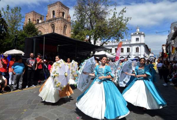Los estudiantes de Cuenca rindieron homenaje a su ciudad en sus 467 a&ntilde;os de Fundaci&oacute;n.