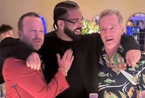 Aaron Paul y Bryan Cranston fueron los bartenders en el cumplea&ntilde;os de Drake