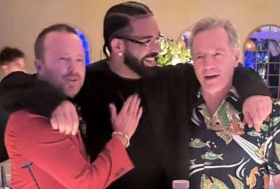 Aaron Paul y Bryan Cranston fueron los bartenders en el cumplea&ntilde;os de Drake