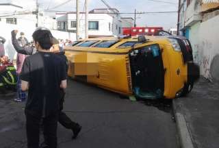 Buseta se volc&oacute; tras el impacto con un autom&oacute;vil en Quito