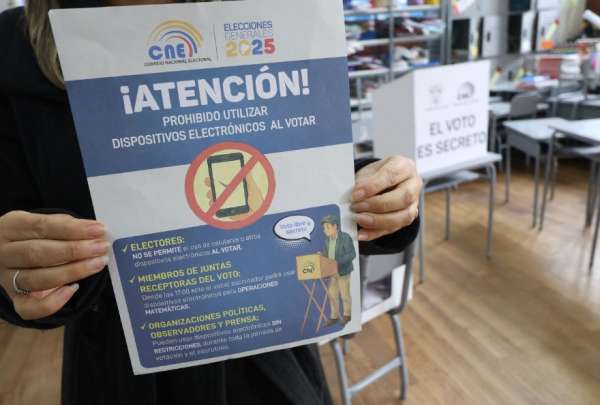 En la segunda vuelta hubo personas que infringieron la disposici&oacute;n de no uso de celular durante el sufragio.