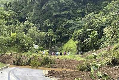 Un alud de tierra cay&oacute; sobre veh&iacute;culos y personas, en la v&iacute;a Quibd&oacute; - Medell&iacute;n. 