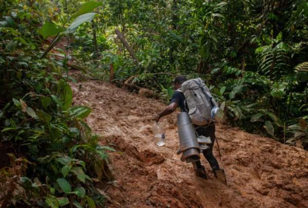 Un migrante ecuatoriano que cruza la selva del Darien, rescat&oacute; a un menor por pedido de una madre mujer que ya no pod&iacute;a llevarlo en brazos.