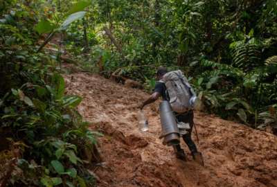 Un migrante ecuatoriano que cruza la selva del Darien, rescat&oacute; a un menor por pedido de una madre mujer que ya no pod&iacute;a llevarlo en brazos.