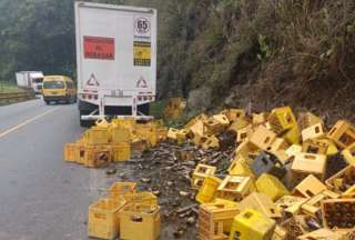 Accidente de tr&aacute;nsito provoc&oacute; la ca&iacute;da de jabas de cerveza en la calzada