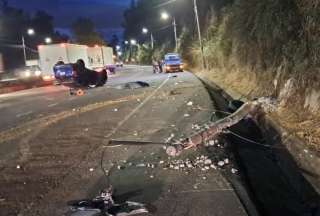 Un veh&iacute;culo se volc&oacute; en la Sim&oacute;n Bol&iacute;var y genera intenso tr&aacute;fico en Quito