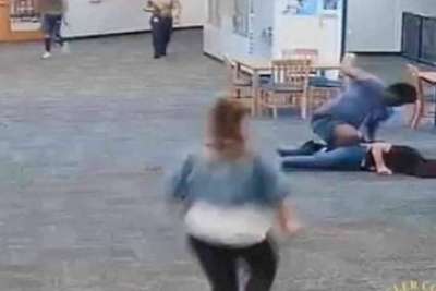 La brutal agresi&oacute;n del estudiante a la profesora fue grabada por las c&aacute;maras de seguridad del plantel educativo de EE.UU.
