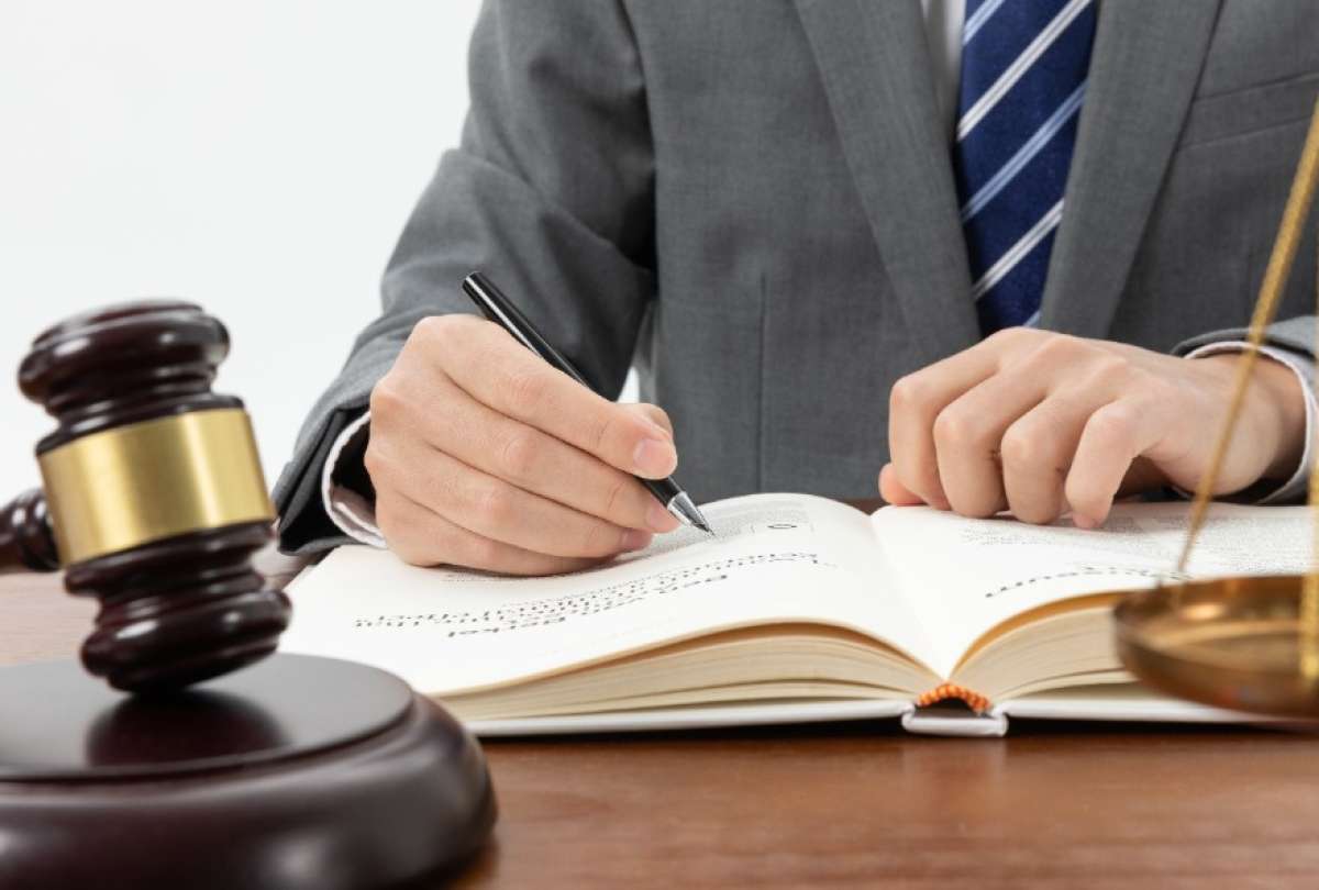 El juez David J. enfrenta una investigación por acoso sexual.