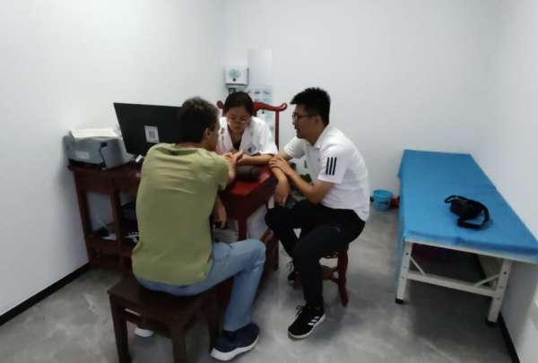 Masajes, pulsaciones, ventosas, medicina herbal y acupuntura son parte de las terapias que se ofrecen en los centros de medicina tradicional china.