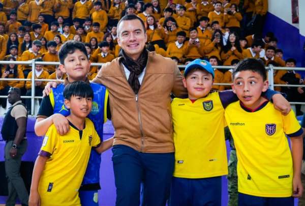 Impulso al deporte en Azuay: el presidente Noboa entreg&oacute; tres coliseos en la provincia