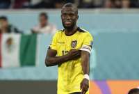Ni&ntilde;os dejan cartas a Enner Valencia en su puerta