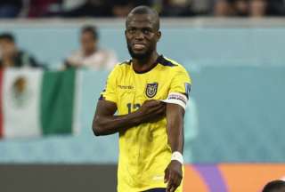 Ni&ntilde;os dejan cartas a Enner Valencia en su puerta