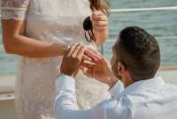 Lo que iba a ser un romántico recuerdo se convirtió en un video viral. Unos turistas arruinaron accidentalmente la propuesta de matrimonio de unos novios.