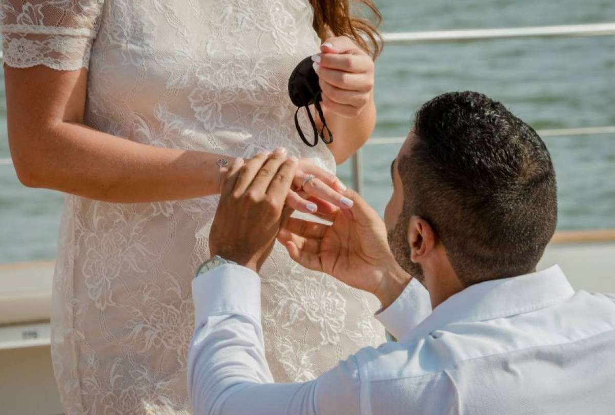 Lo que iba a ser un romántico recuerdo se convirtió en un video viral. Unos turistas arruinaron accidentalmente la propuesta de matrimonio de unos novios. 