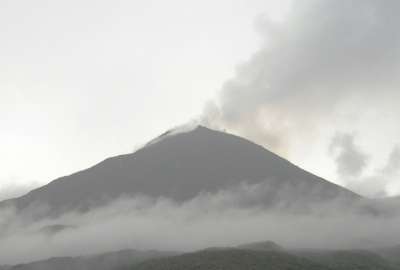 La alerta del volc&aacute;n contin&uacute;a en naranja.