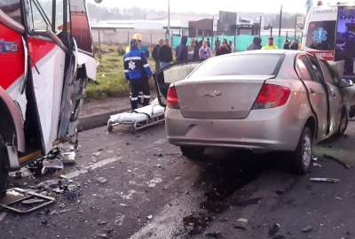 Las autoridades atendieron a tres personas afectadas por un choque en Cayambe.