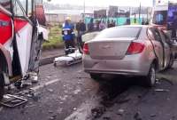 Las autoridades atendieron a tres personas afectadas por un choque en Cayambe.