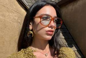 Dua Lipa sali&oacute; a pasear en una playa luego de revelar que no cantar&aacute; en Qatar