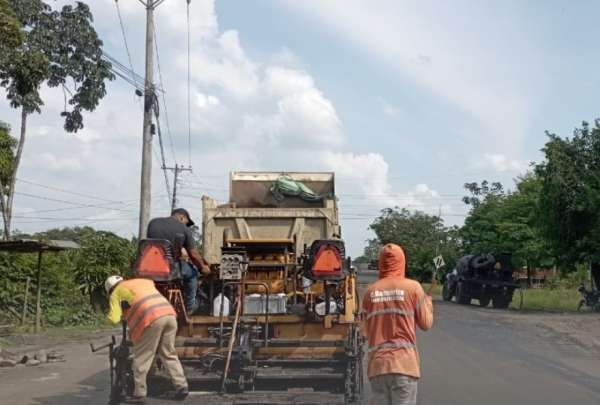 Inician trabajos de bacheo en la v&iacute;a Palestina-Vinces para mejorar la conectividad
