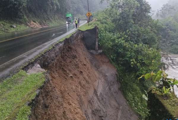 Lluvias provocan da&ntilde;os en la v&iacute;a Al&oacute;ag-Santo Domingo