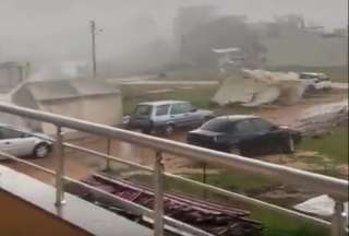 Tormenta destroz&oacute; un refugio de damnificados por el terremoto de Turqu&iacute;a