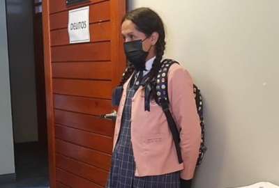Hombre se visti&oacute; de colegiala para ingresar al ba&ntilde;o de un colegio en Per&uacute;