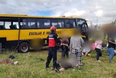 Un bus de transporte escolar estuvo involucrado en un accidente en el sector San Agust&iacute;n de Cajas, Otavalo. 