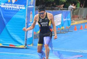 El deportista Juan Jos&eacute; Andrade festeja su primer lugar en la prueba de triatl&oacute;n masculino. 