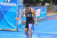 El deportista Juan Jos&eacute; Andrade festeja su primer lugar en la prueba de triatl&oacute;n masculino. 