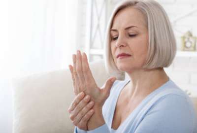 La osteoporosis puede presentarse en personas mayores de 50 a&ntilde;os.