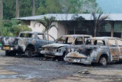 Los carros da&ntilde;ados tras el atentado. 