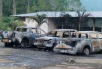 Los carros dañados tras el atentado.